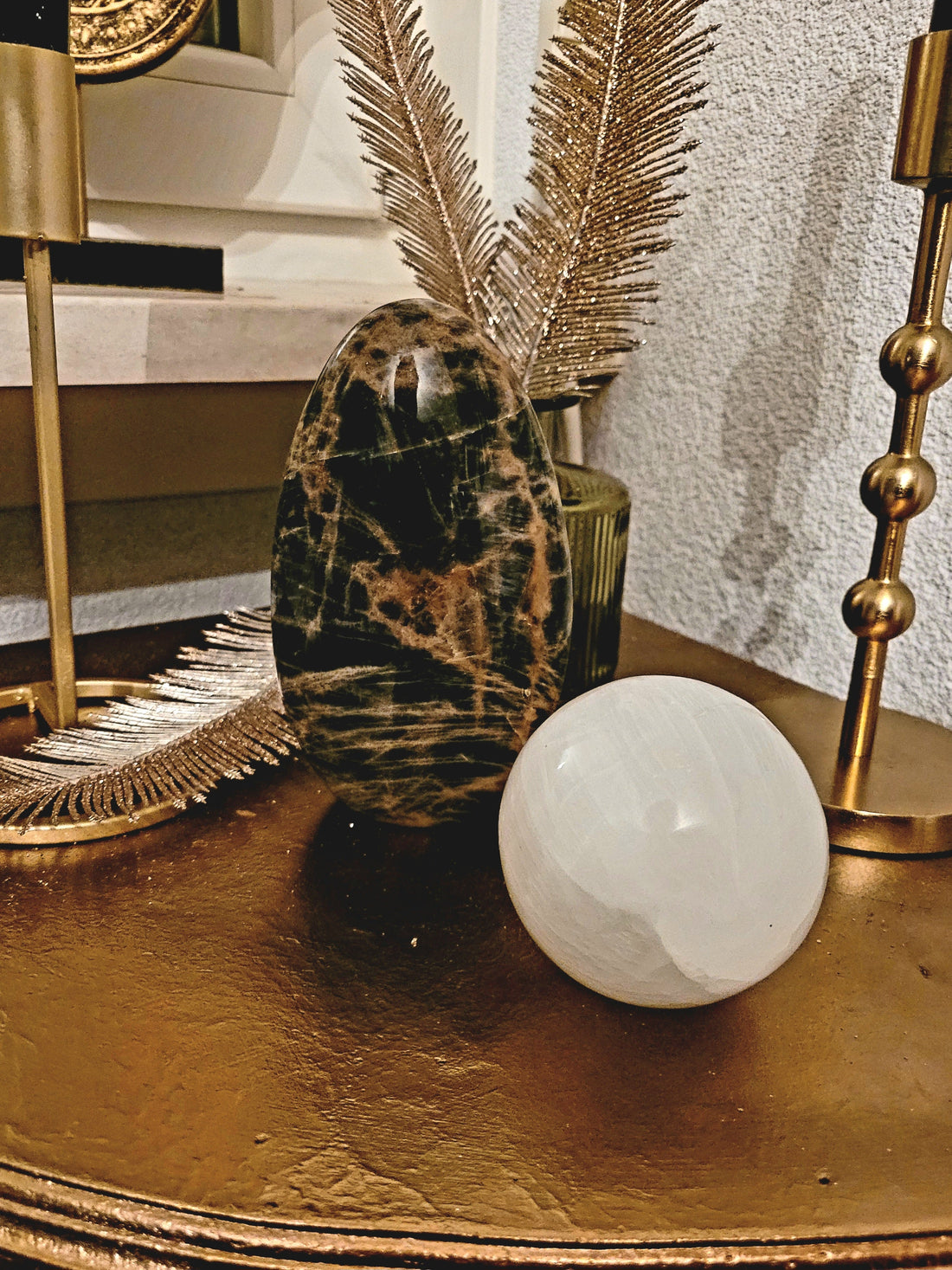 Zwarte Maansteen: De Aardende Kracht in Mijn Reiki Praktijk