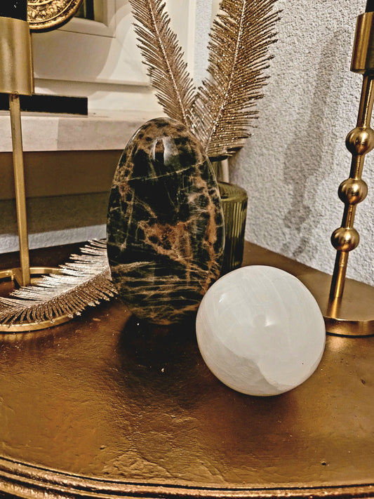 Zwarte Maansteen: De Aardende Kracht in Mijn Reiki Praktijk