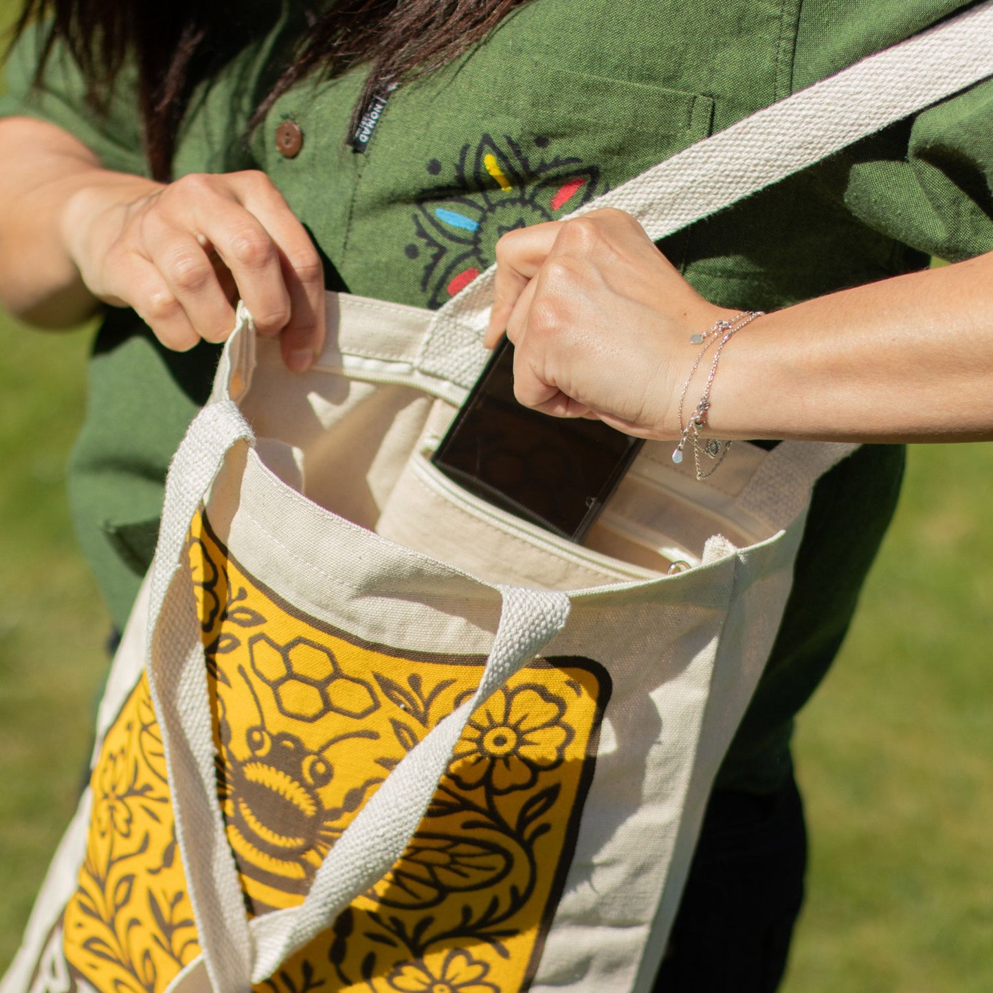 Nomad Sari Iconic Toni Tote Bag – Bee Kind – Naturel 10oz