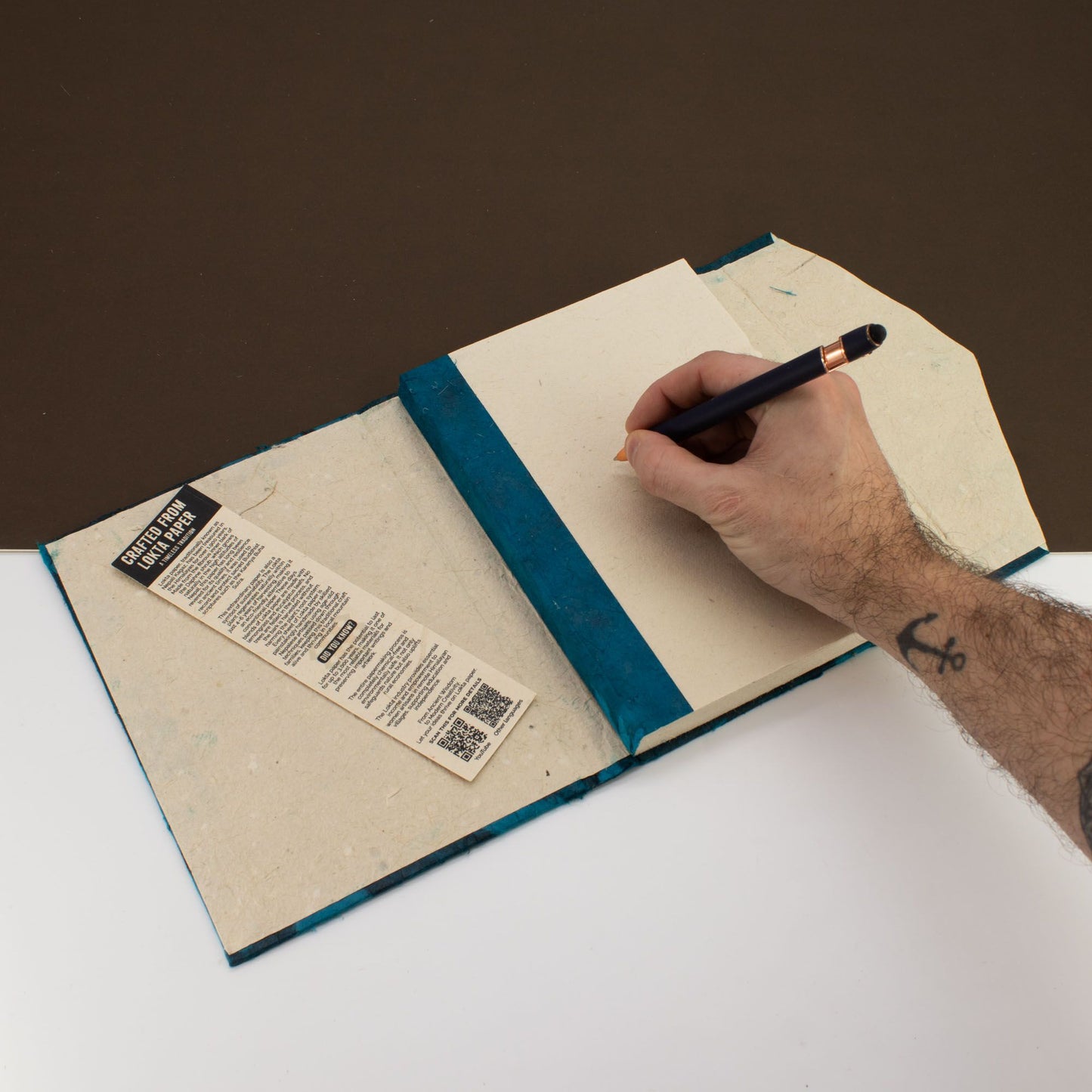 Lokta Bold Floral Notitieboek Groot (21x15cm) – 45 pagina's – incl. boekenlegger – Middernachtblauw
