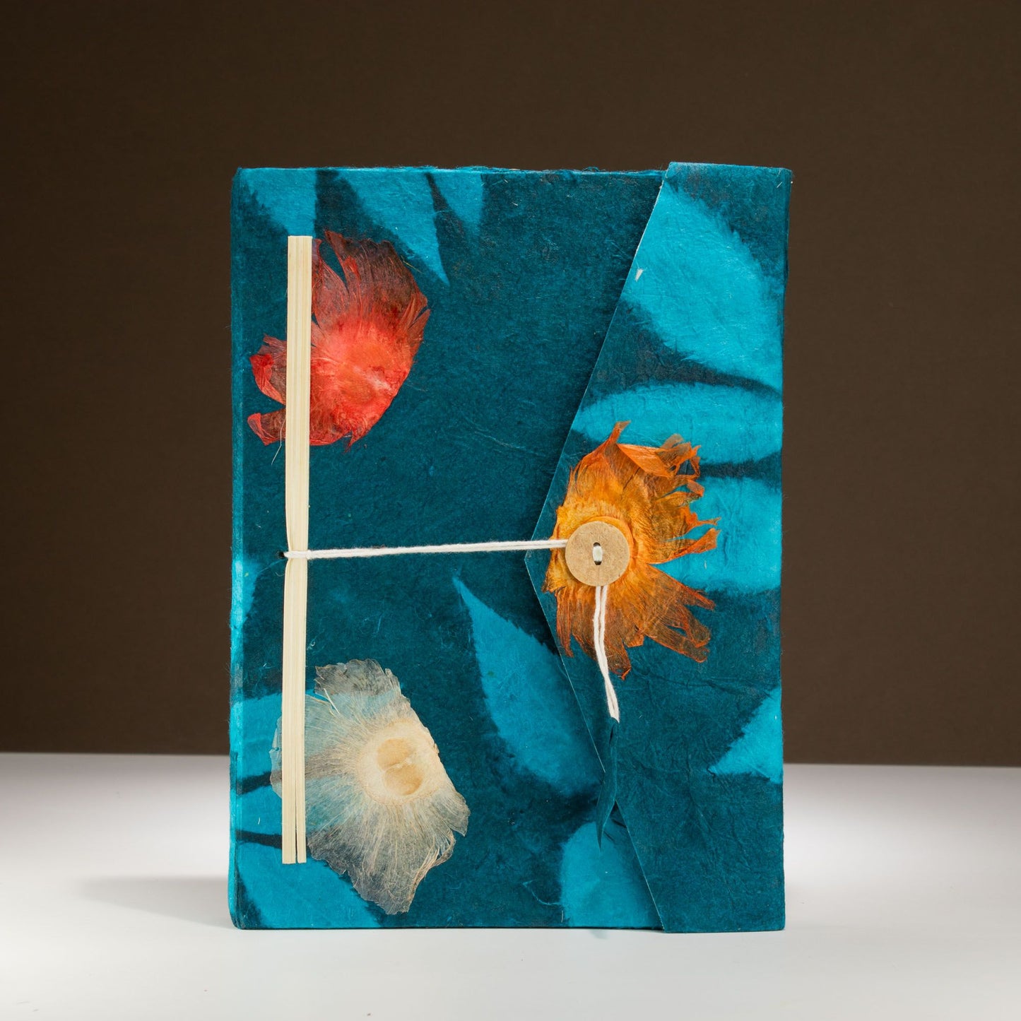 Lokta Bold Floral Notitieboek Groot (21x15cm) – 45 pagina's – incl. boekenlegger – Middernachtblauw