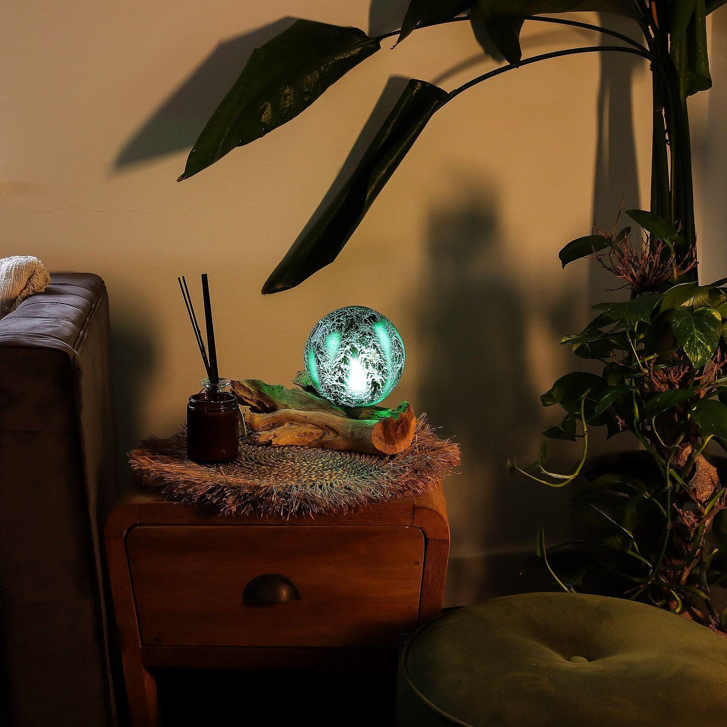 DriftGlow Lamp – Smaragdgroen Craquelé Kap | Drijfhout Basis