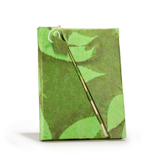 Lokta Bold Floral Bamboo Lock Notitieboek Medium (15x12cm) – 45 pagina’s – Mosgroen