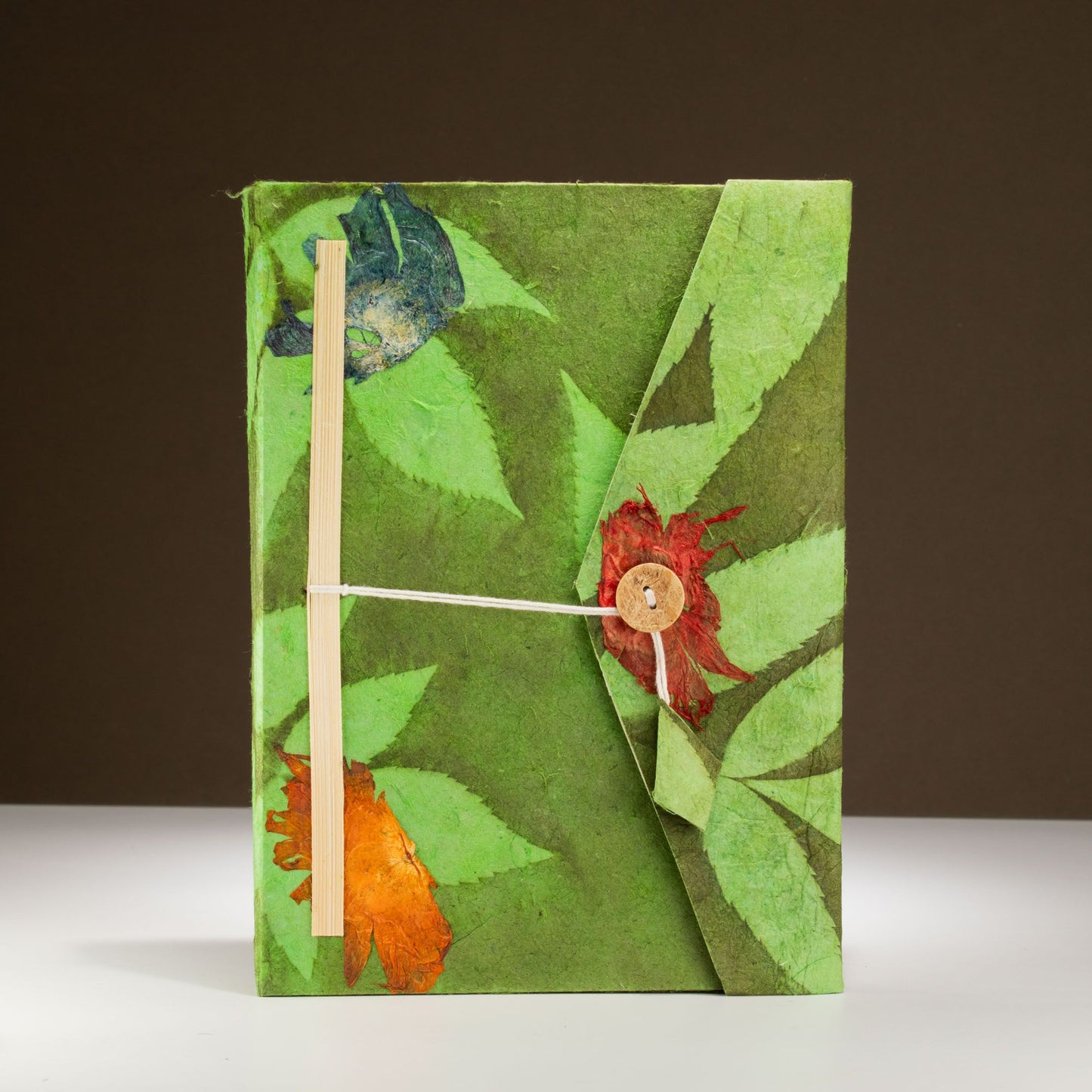 Lokta Bold Floral Notitieboek Groot (21x15cm) – 45 pagina's – incl. boekenlegger – Mosgroen