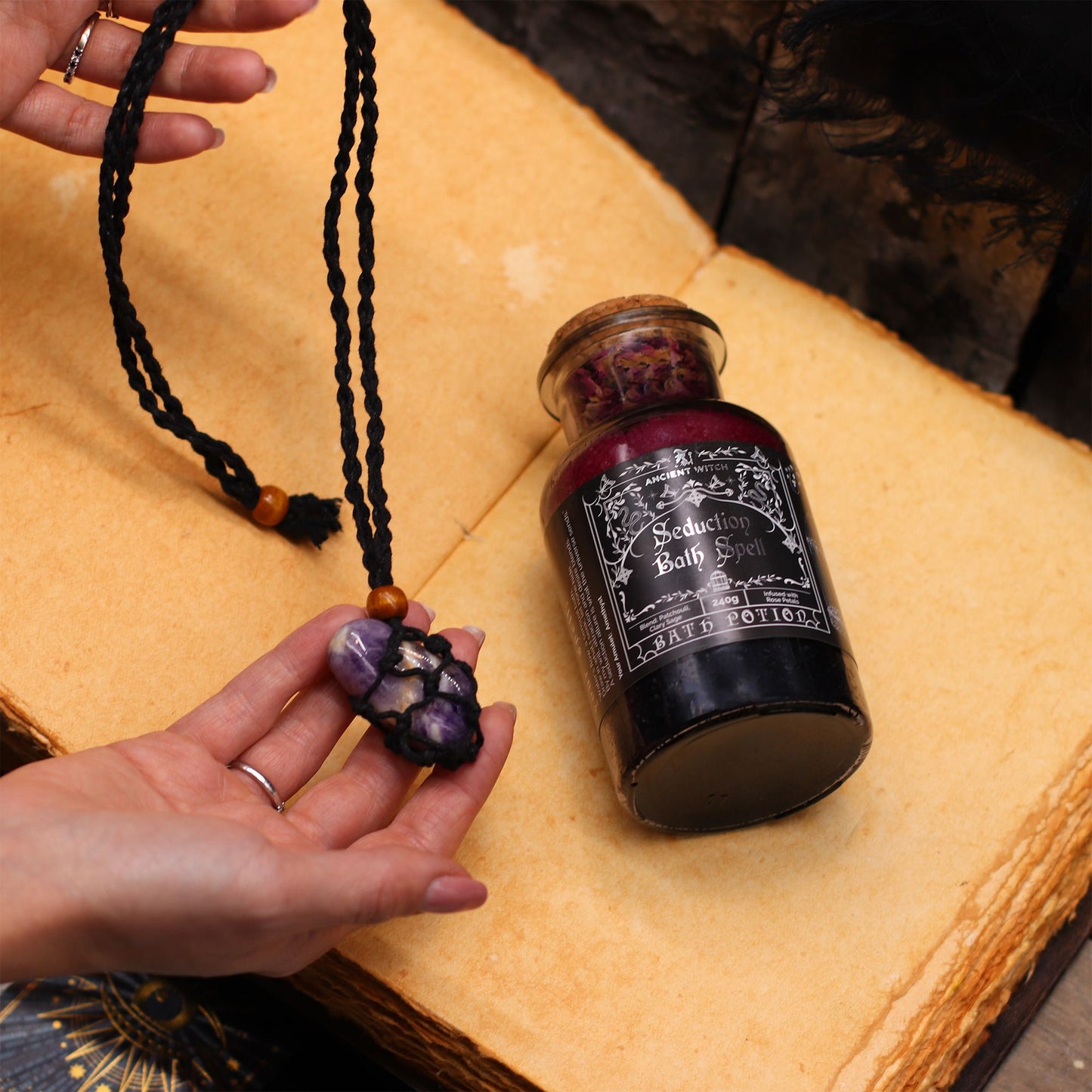 Ancient Witch Bath Spell Potion – Love | Liefde & Harmonie met Rozenkwarts Amulet