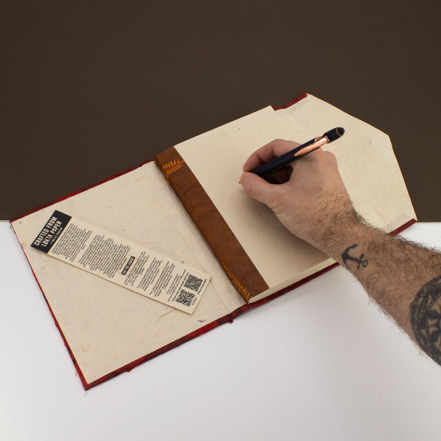 Lokta Bold Floral Notitieboek Groot (21x15cm) – 45 pagina’s – incl. boekenlegger – Ruby