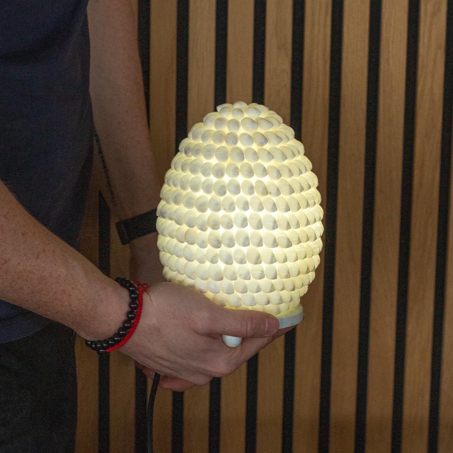 DriftGlow Lamp – Wit Craquelé Kap | Drijfhout Basis
