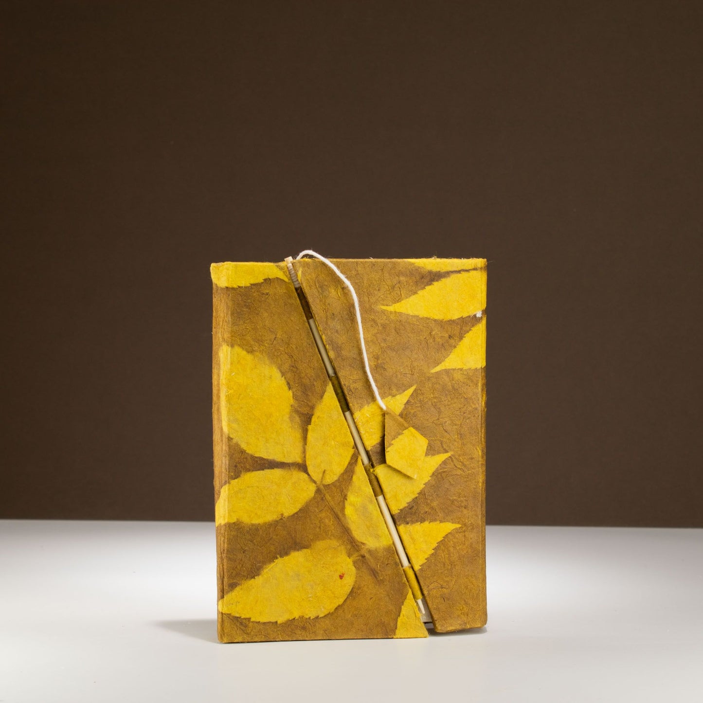 Lokta Bold Floral Bamboo Lock Notitieboek Medium (15x12cm) – 45 pagina's – Mosterdbruin