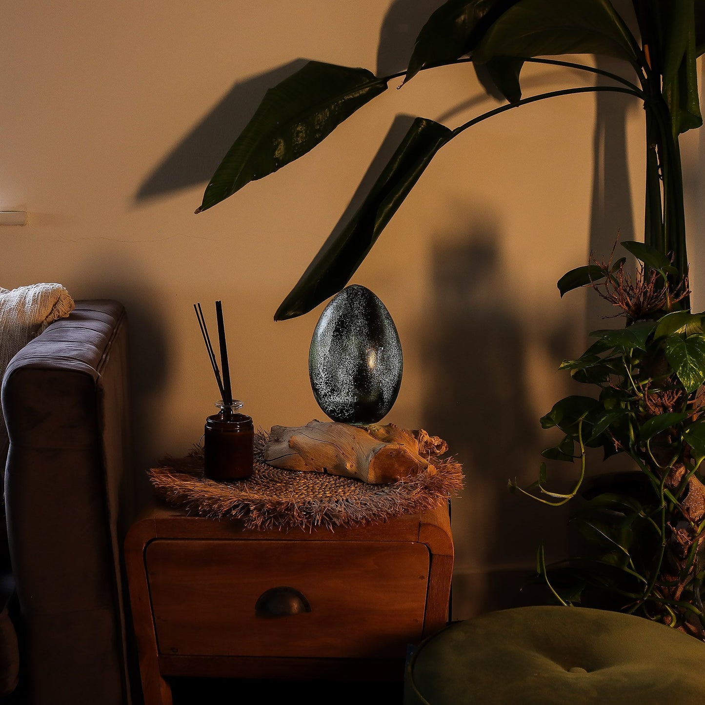 DriftGlow Lamp – Grijze Crackle Lava Ei Kap | Drijfhout Basis
