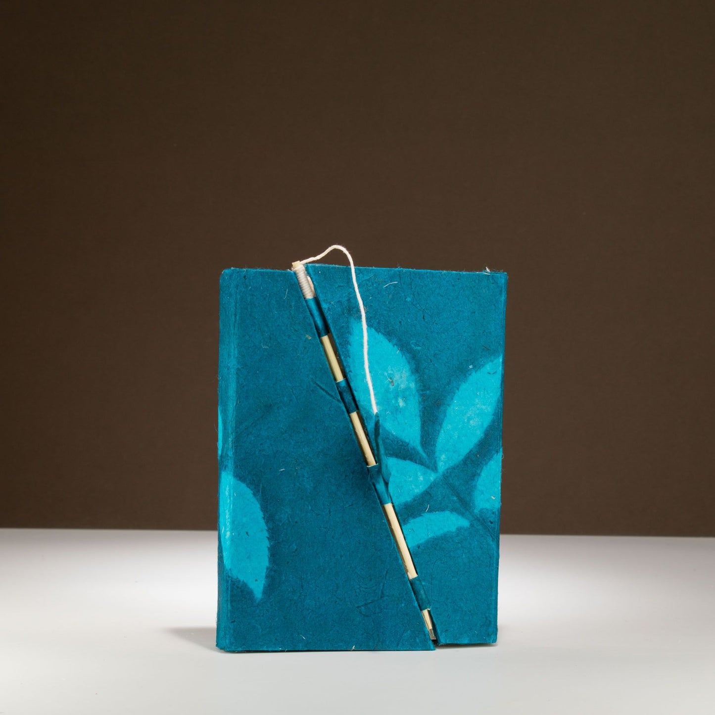 Lokta Bold Floral Bamboo Lock Notitieboek Medium (15x12cm) – 45 pagina's – Middernachtblauw