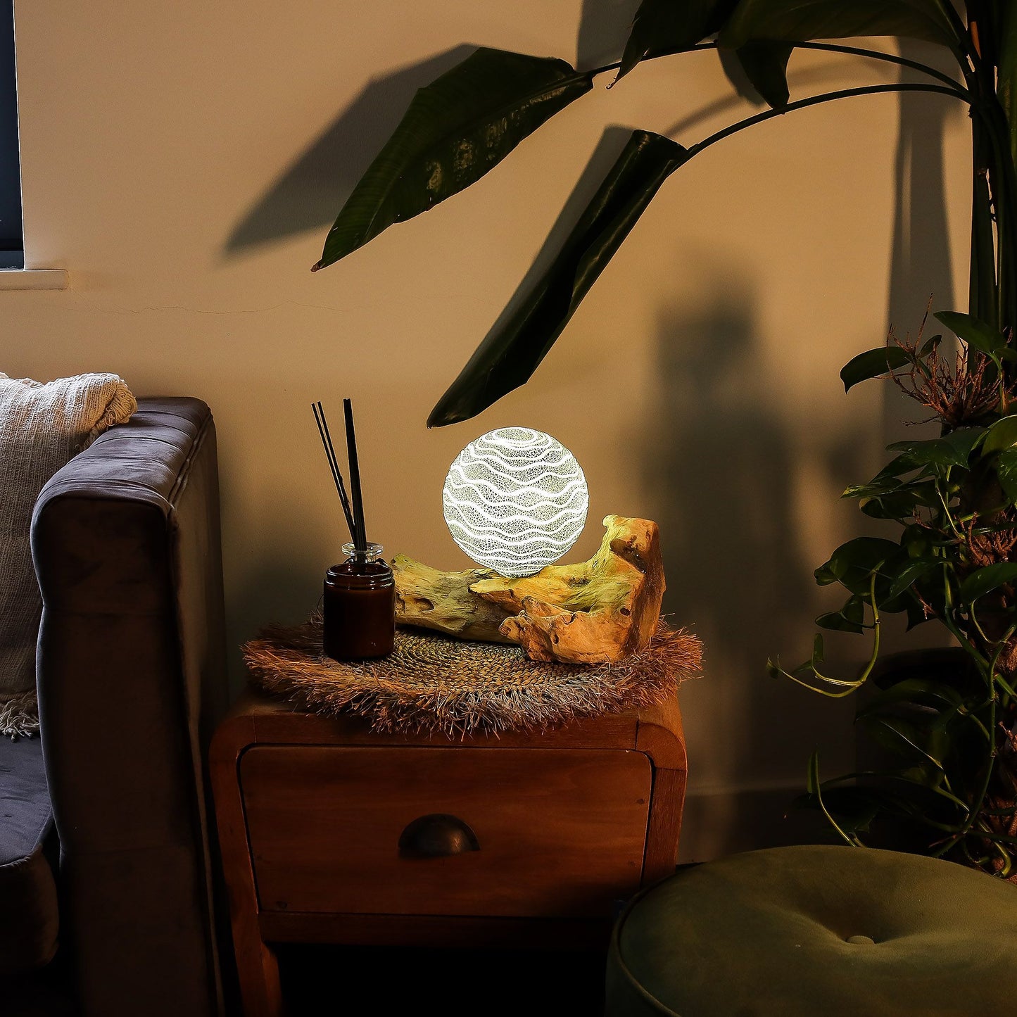 DriftGlow Lamp – Grijze Luna Kap | Drijfhout Basis