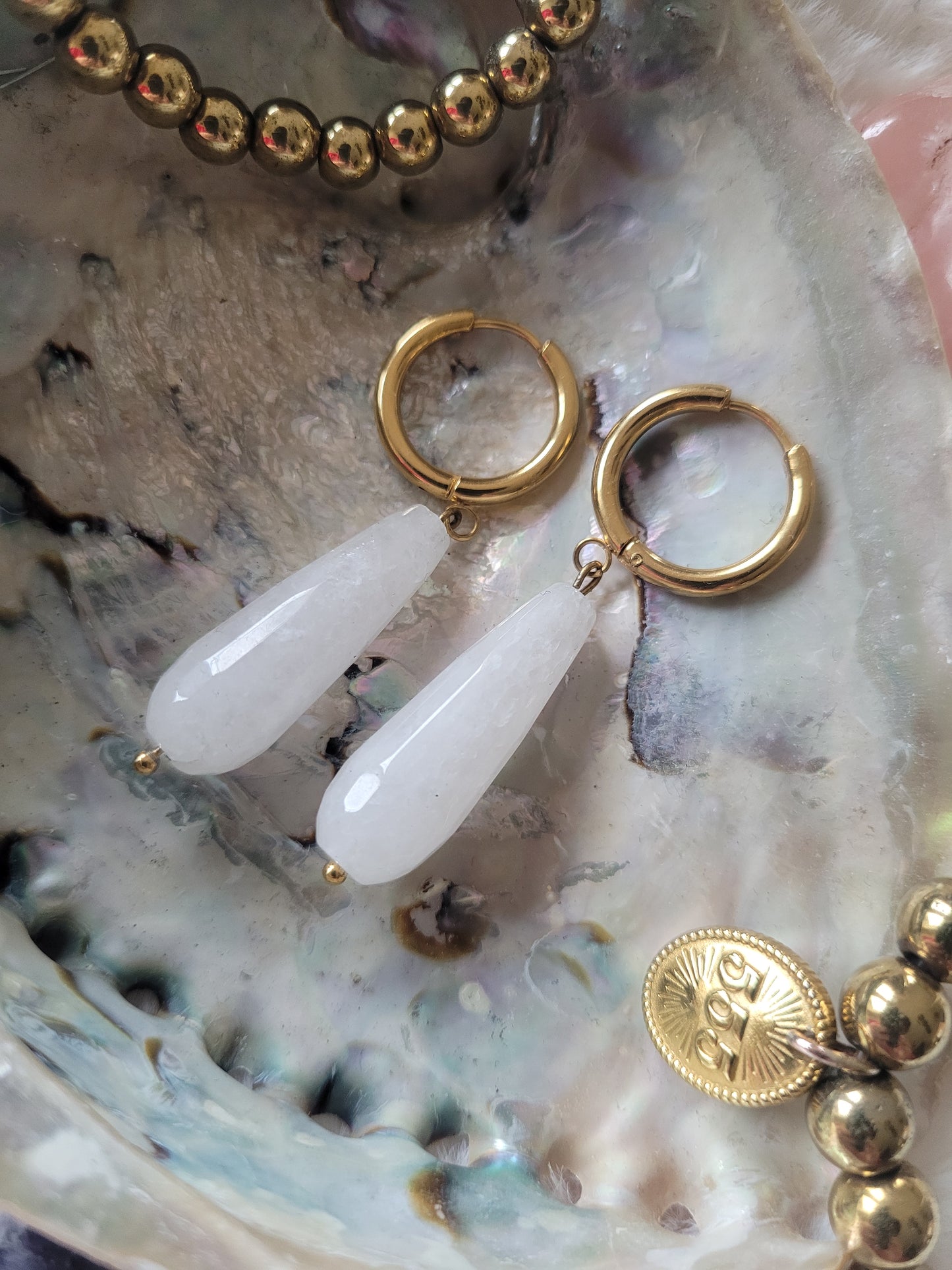 Oorbellen met Witte Jade – Natuurlijke Kracht en Balans