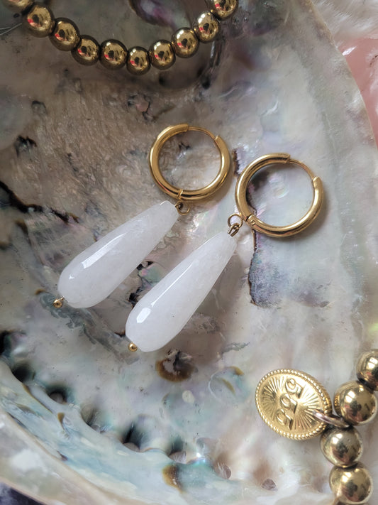 Oorbellen met Witte Jade – Natuurlijke Kracht en Balans