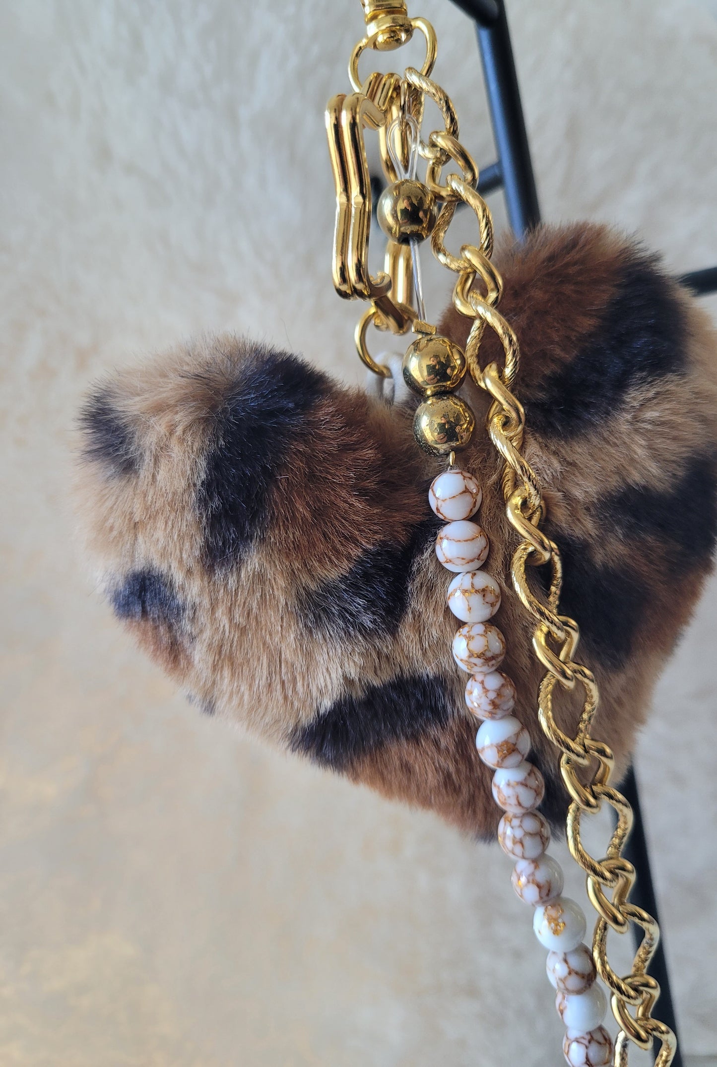 Luxe Sleutelhanger met Witte Jade & Faux Fur Hart